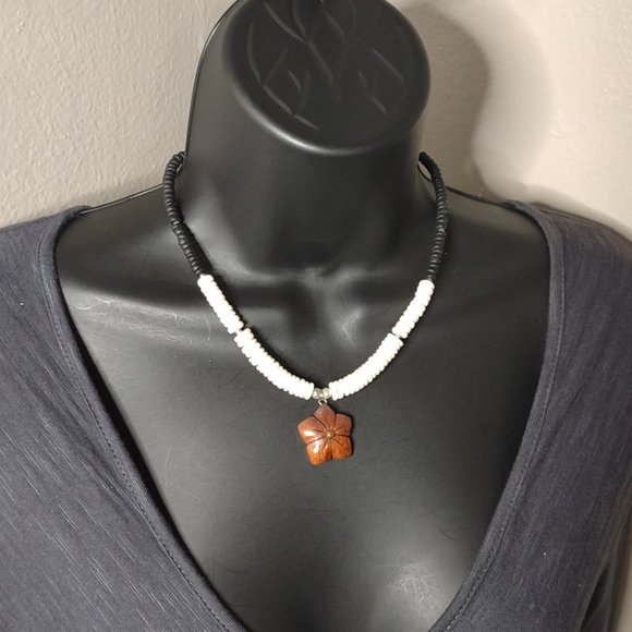 Vintage Black And White Beaded Necklace With Wood Star Pendant 17 Inches Long - Picture 13 of 13